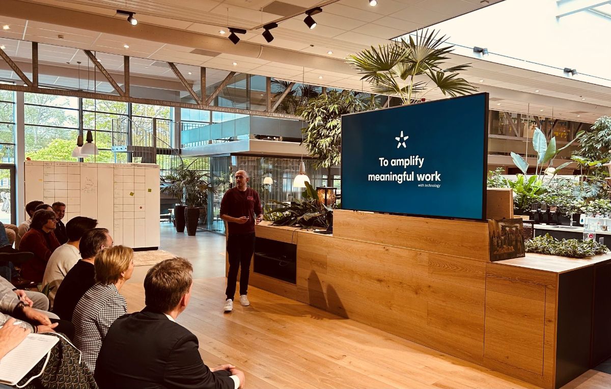 A photo of Andre Foeken giving a presentation about (generative) AI at Nedap